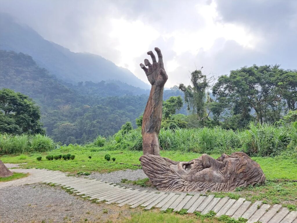 我們的騎行,從充滿故事的桃山部落「雪山坑」展開。這趟單車旅遊在進入蜿蜒的山徑前,一個震撼的地標將攫取您的目光——《巨人之手》。