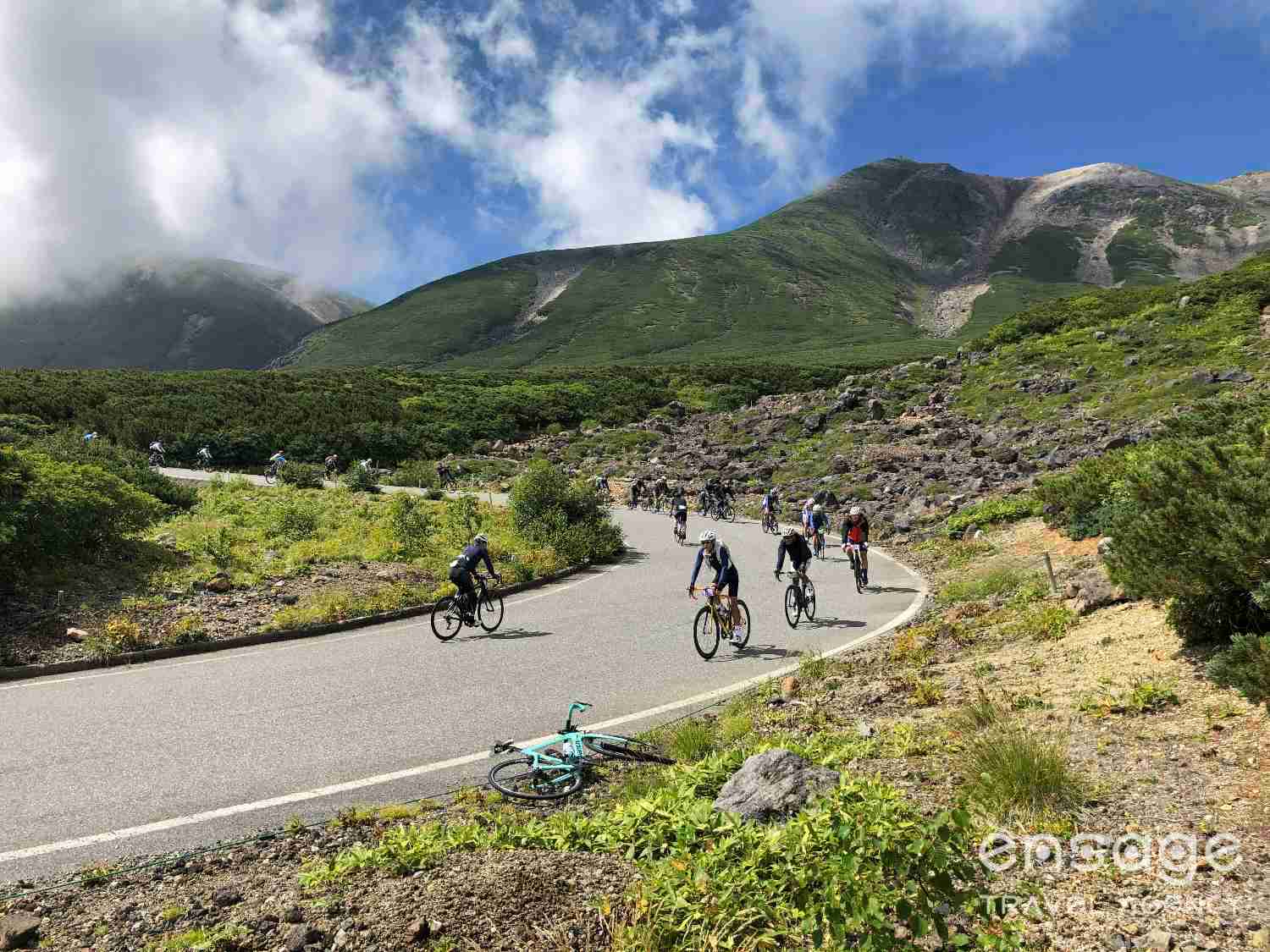 這場傳奇的乘鞍自行車挑戰，擁有「日本最高自行車賽」的無上榮譽。賽道從海拔約1,500公尺的乘鞍觀光中心出發，沿著蜿蜒的乘鞍山岳道路（Norikura Echo Line）一路向上，最終抵達海拔超過2, 700公尺的疊平停車場。這條全長約20.5公里的「天空之路」，垂直爬升超過1,260公尺，平均坡度約6%，雖然數字看似溫和，但持續的長距離攀升與高海拔的稀薄空氣，為這場乘鞍自行車挑戰增添了極高的難度與魅力。