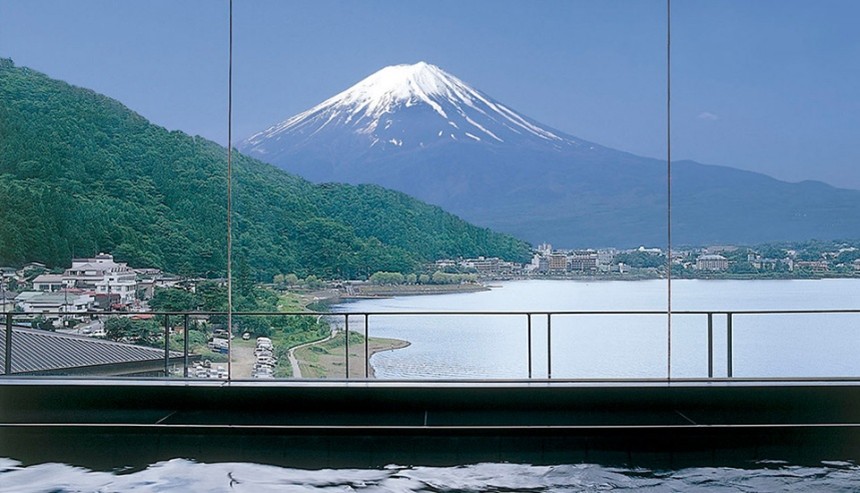 ホテル美富士園擁有眺望富士山和河口湖的天然溫泉，大浴場和露天浴池採用來自富士山的天然溫泉水，水源來自地下1500公尺深處，將富士山和河口湖的壯麗景色盡收眼底，讓您放鬆身心，緩解旅途和日常生活的疲勞。
您可以悠閒地泡在溫和的溫泉水中，欣賞雄偉的富士山和河口湖的全景。