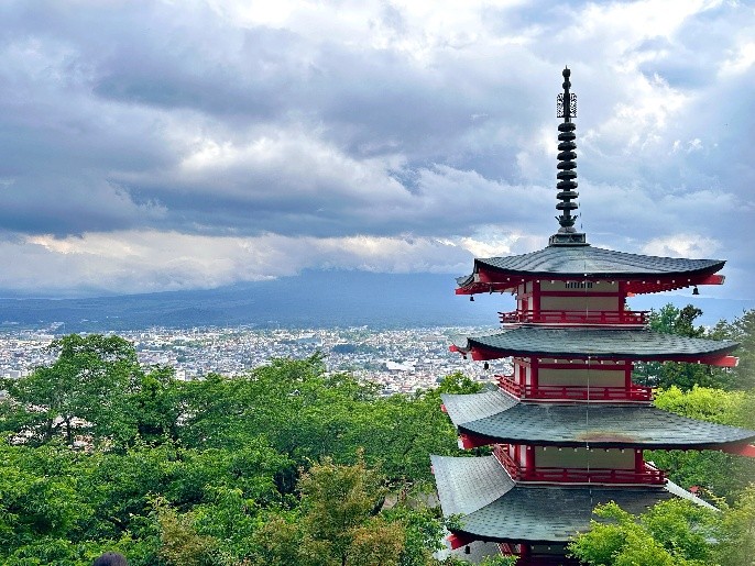 新倉淺間神社一到春季，約有300株櫻花一齊盛開，境內彌漫著怡人花香。這裡也是非常熱門的富士山觀景點，從紅色鳥居望出去所見的富士山與櫻花動人畫面，令人屏息。位於神社上方的新倉淺間公園內有座忠靈塔（五重塔），與富士山共譜的美景，讓此處成為聞名國際的拍照打卡熱點。新倉淺間神社，可說是造訪富士吉田時絶不容錯過的觀光景點之一。