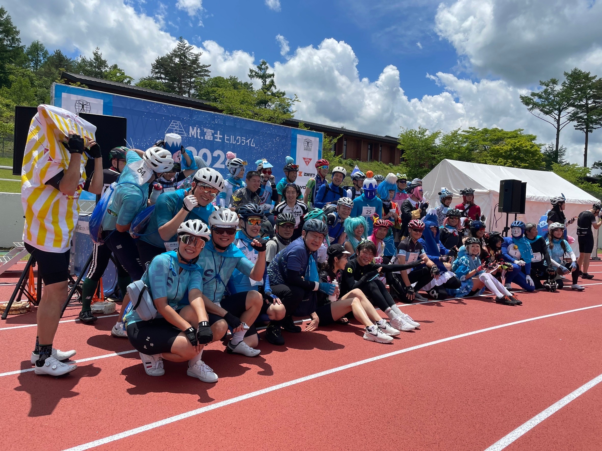 富士山登山賽前一天，我們將進行賽前暖身騎車，並前往富士山自行車登山賽會場進行賽前預習，可以到大會選手看板找尋自己的名字，此外現場販售了許多單車運動相關商品，可進行賽前裝備採買喔！