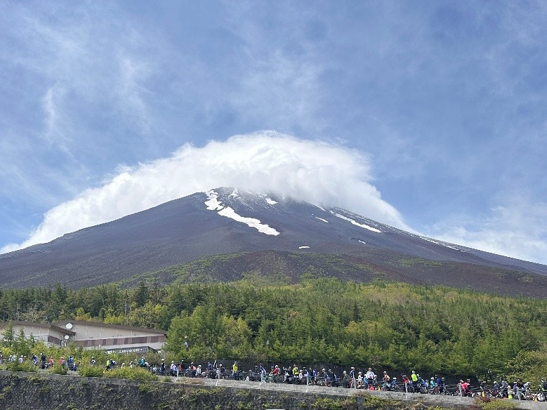 富士山登山賽全程約25.5公里，富士北麓公園(1,035 m)-富士山收費站(1,051m) 至富士山五合目(2,305m公路高點) ，計時段里程約24公里，其中最陡一段在19-20公里設有區段計時，最快者會頒山岳賞(即 KOM, King of Mountain)