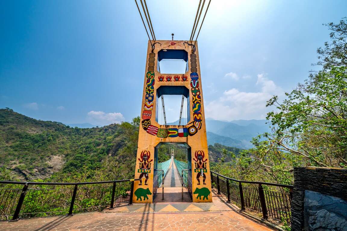 ensage-greenmover-trip5 多納高吊橋是通往多納部落的指標性地標,全長 232 公尺,橋面高懸,是東南亞最高的吊橋之一。牽著單車走上吊橋,俯瞰下方深邃的峽谷與清澈的溪水,視覺上的衝擊極為震撼。它不僅連接著地理上的兩端,也連接著單車騎士與魯凱族古老傳說的連結。