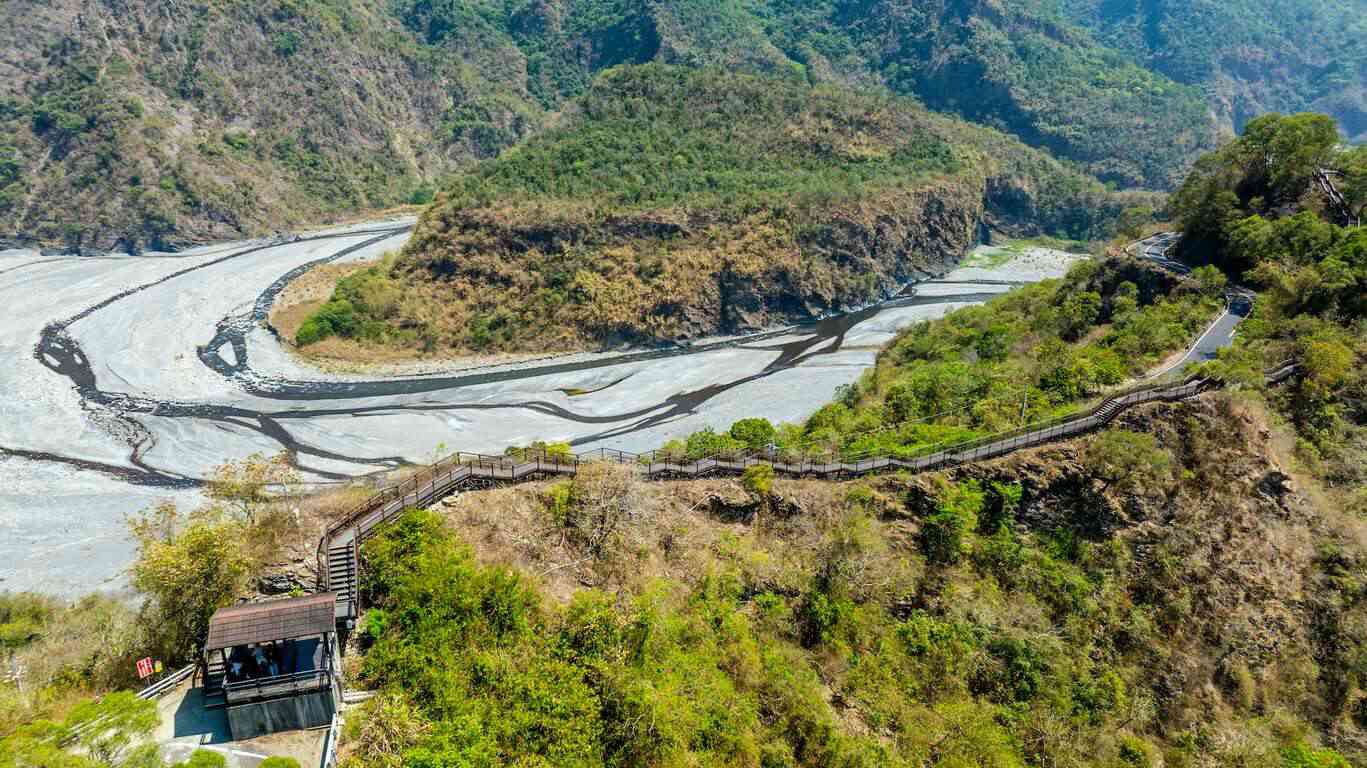 ensage-greenmover-trip7 蛇頭山位於茂林區高132線12公里處,在前往多納里路上即可看見,因神似百步蛇盤於濁口溪樣貌而得名,蛇頭山是個典型的曲流地形,原為一環流丘,與龍頭山分置兩旁相對映,百步蛇頭山也被視為守護族人的聖山,更是茂林地區最著名的景點之一。