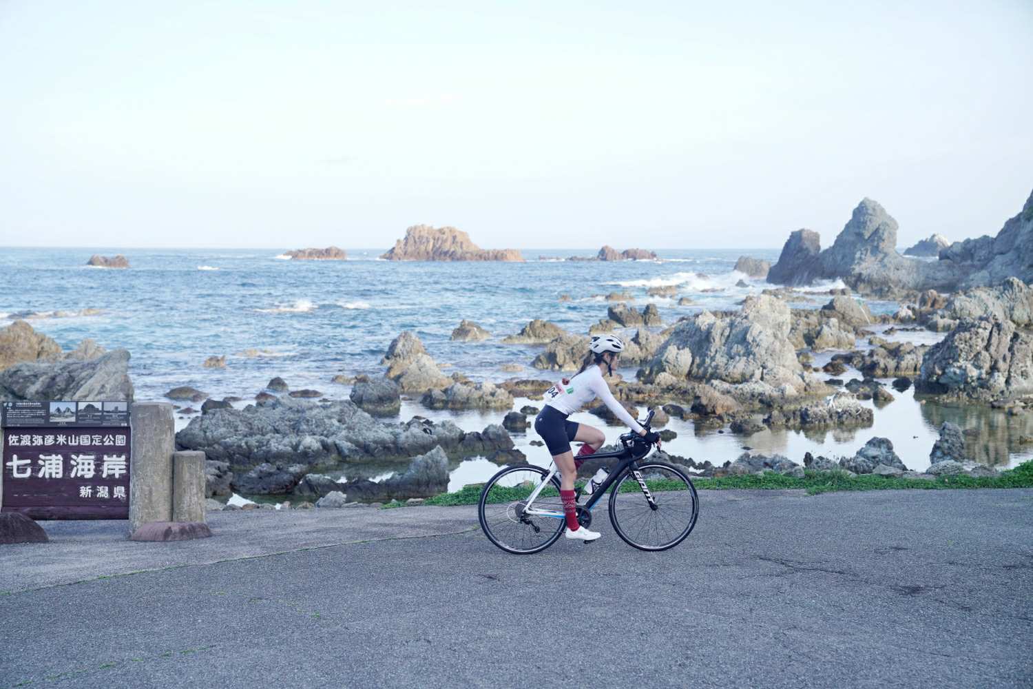 以七浦海岸的奇岩與蔚藍大海為背景，和我的愛車夥伴合影📸 