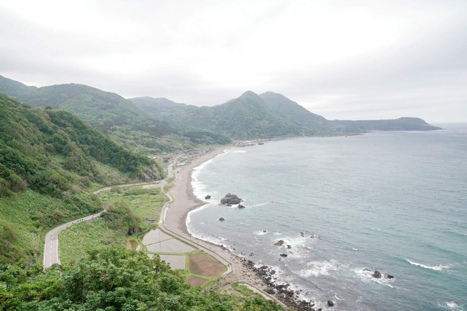 出發後立刻就被美麗的景色Hype到最高點！ 綿延不絕的外海府海岸絕景🌊 雖然上下坡很多，但這片景色讓我忘卻了疲勞。