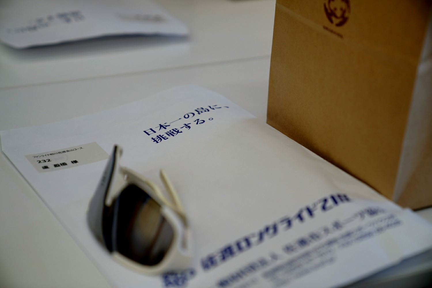 享用完午餐後，前往賽事會場報到，逛攤位，緊接著回飯店組裝自行車，準備隔天的賽事。