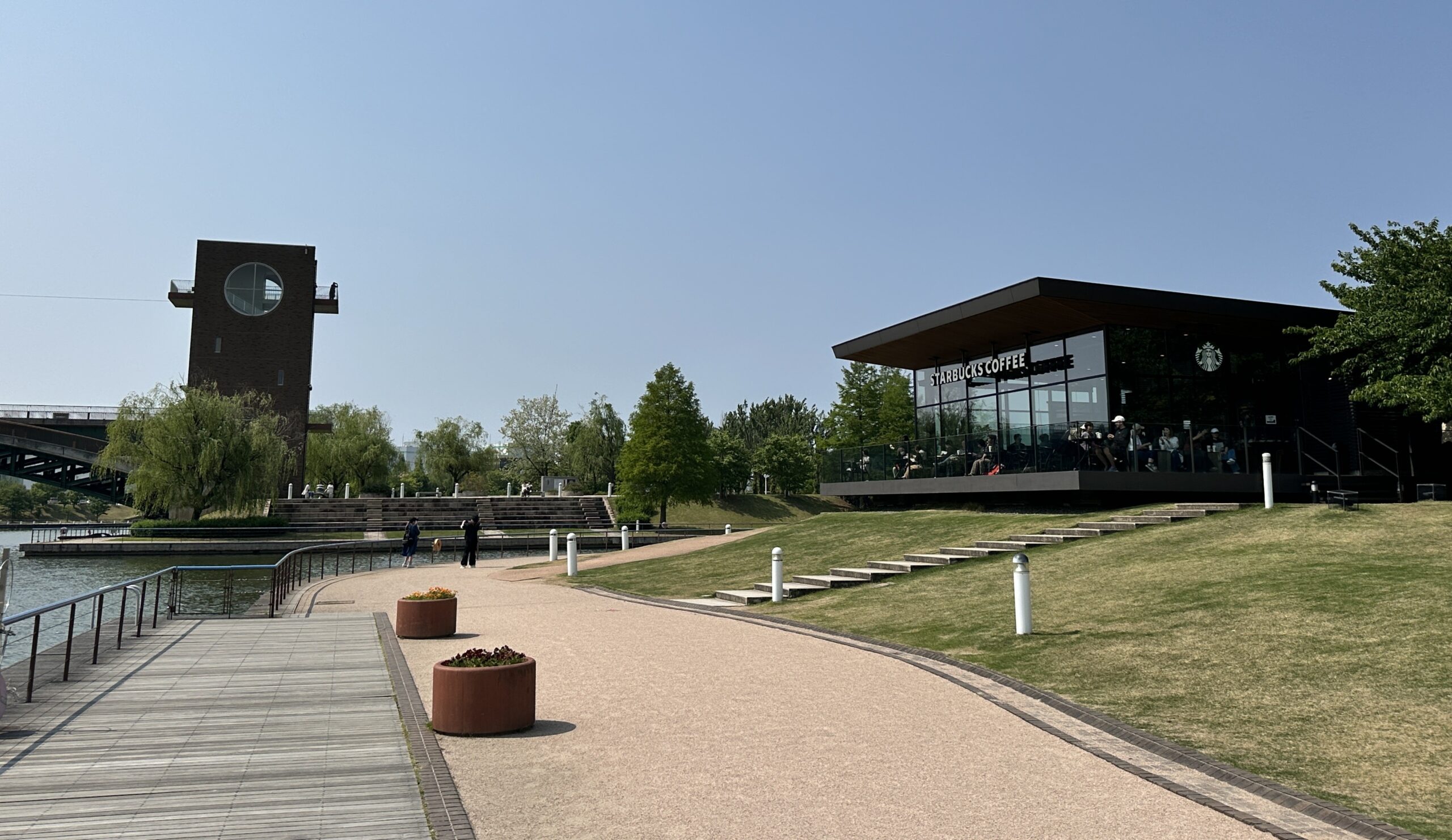 富岩運河環水公園‧最美星巴克概念店
為富山市湊入船町旁的運河整治成為融合自然與人文的親水公園，作為市民自由休憩與多功能活動場所，在環水公園裡可以漫步享受悠閒時光。在寬曠的草坪開放的公園，無論是孩子還是老年人雖都可以舒適地度過暫短的一刻。