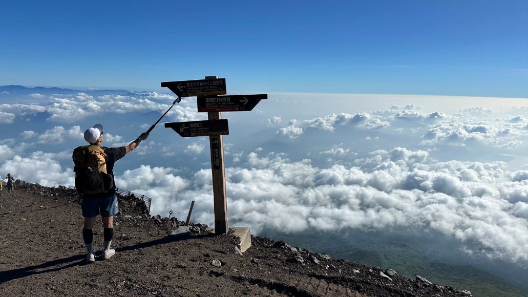 「有些風景，這輩子一定要親眼看過一次。」這不只是旅行，這是一場對自我的挑戰，也是對聖山的朝聖。當那一抹御來光（Goraiko）穿透雲海，金色的陽光灑在臉上時，你會發現：之前的汗水與疲憊，在這一刻都值得了。
