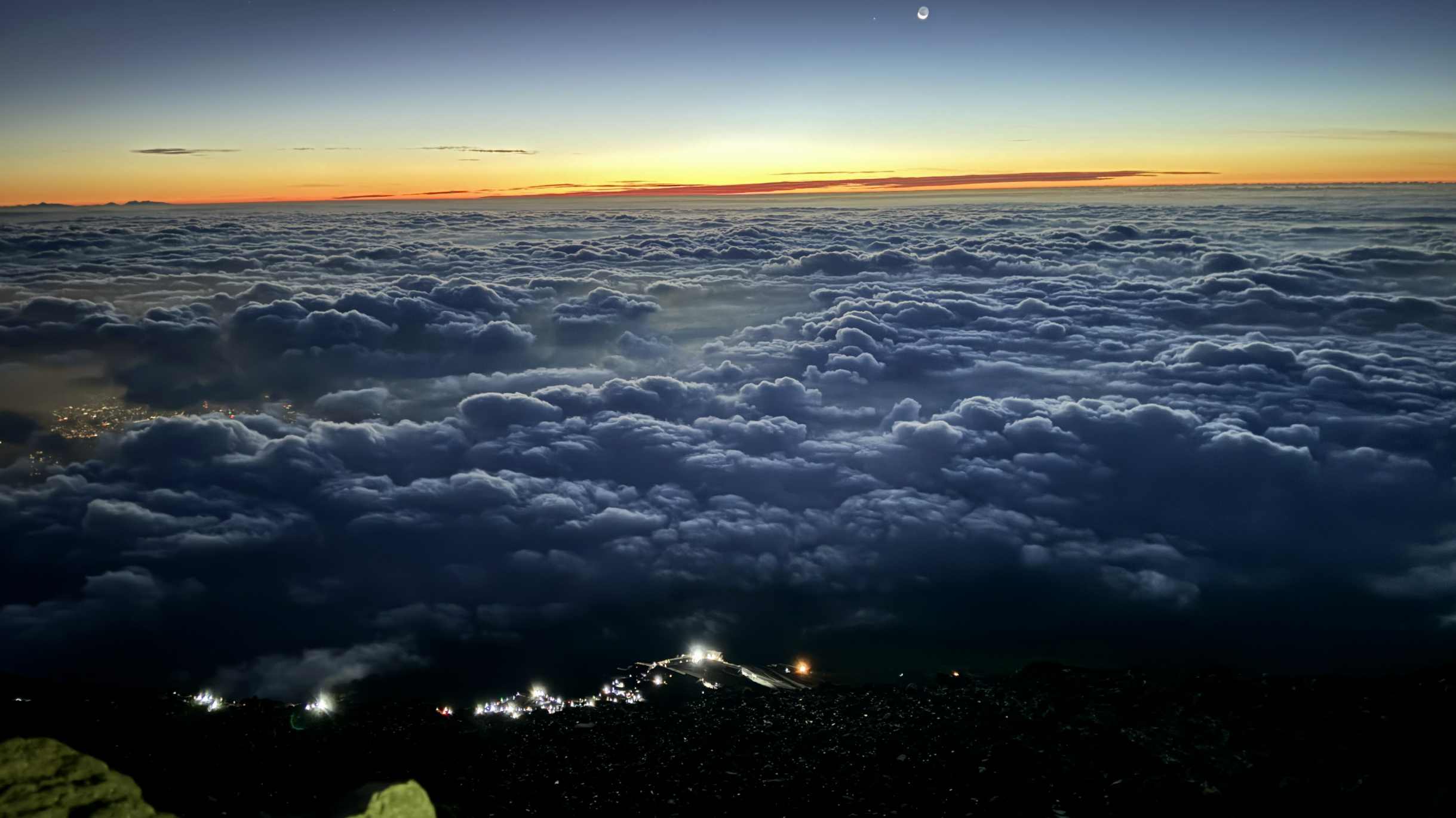 富士山是日本引以為傲的世界遺產，每年都吸引著許多登山愛好者。為了安全登山，避免破壞自然環境，請嚴格遵守富士山登山的規則和禮儀。
