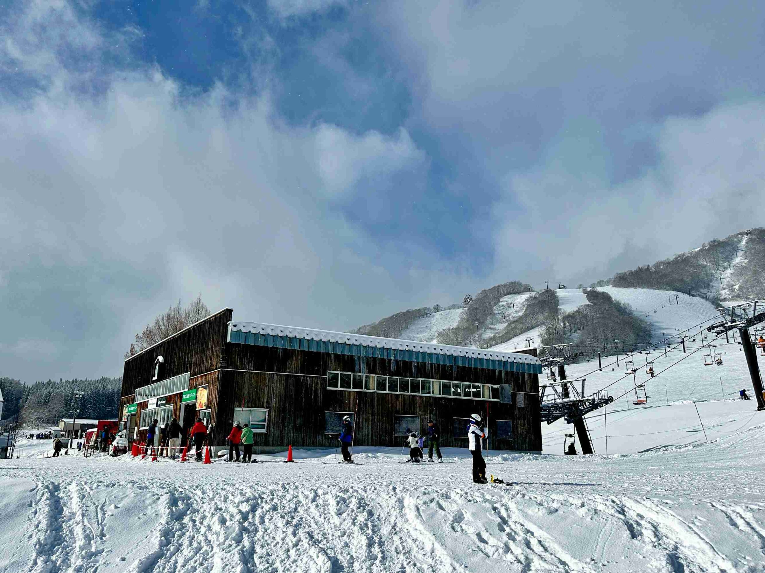 白馬極致粉雪(Japow) 白馬村雪季從每年 12 月延長至翌年 5 月,低溫穩定,確保培訓期間擁有充沛且穩定的雪上練習時數。